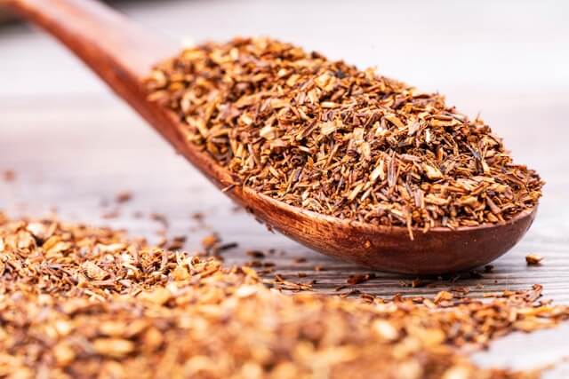 wooden spoon with rooibos loose leaves